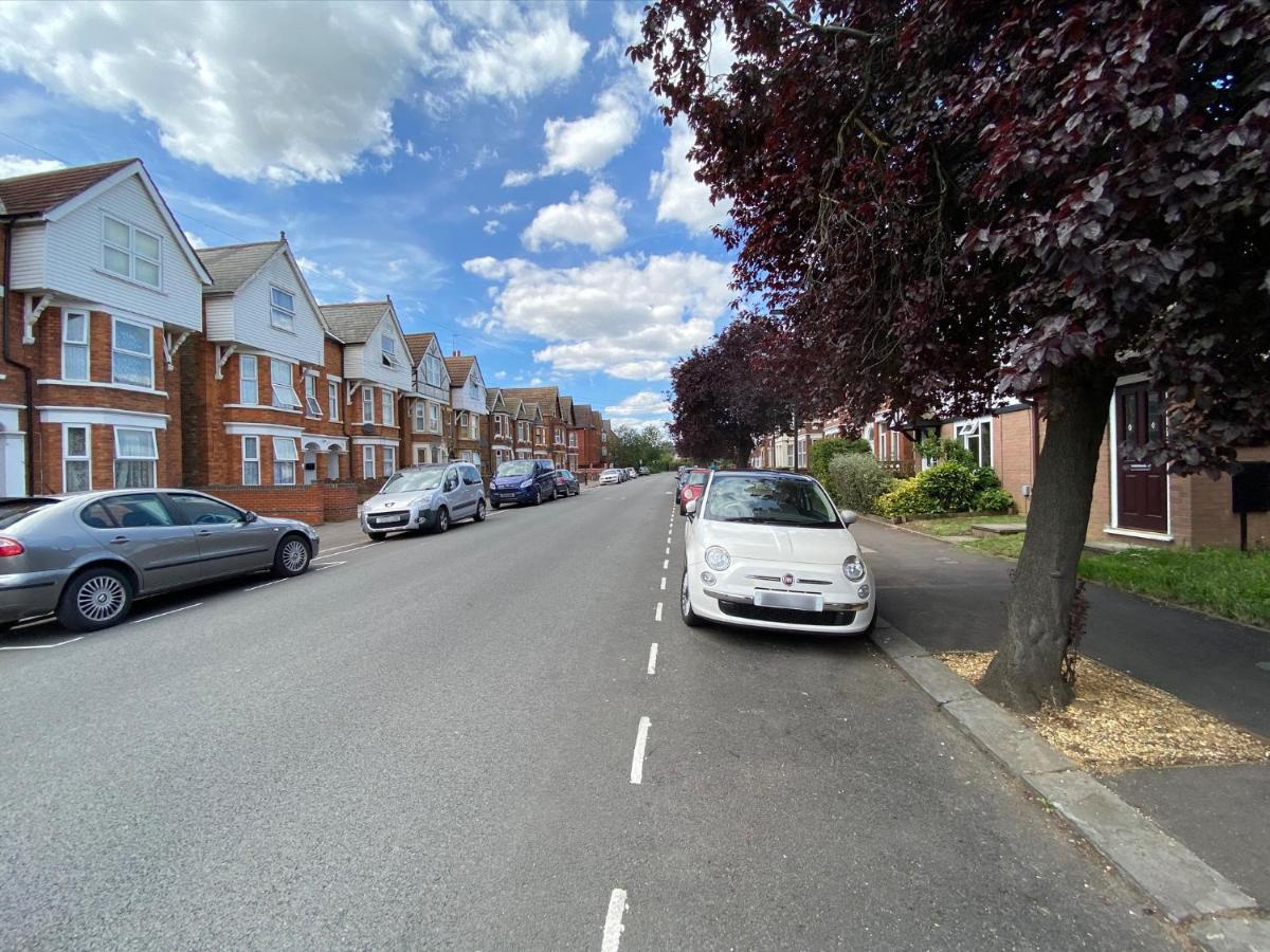 2 Bedroom Private House Near Bedford Town And Train Station بيدفورد المظهر الخارجي الصورة